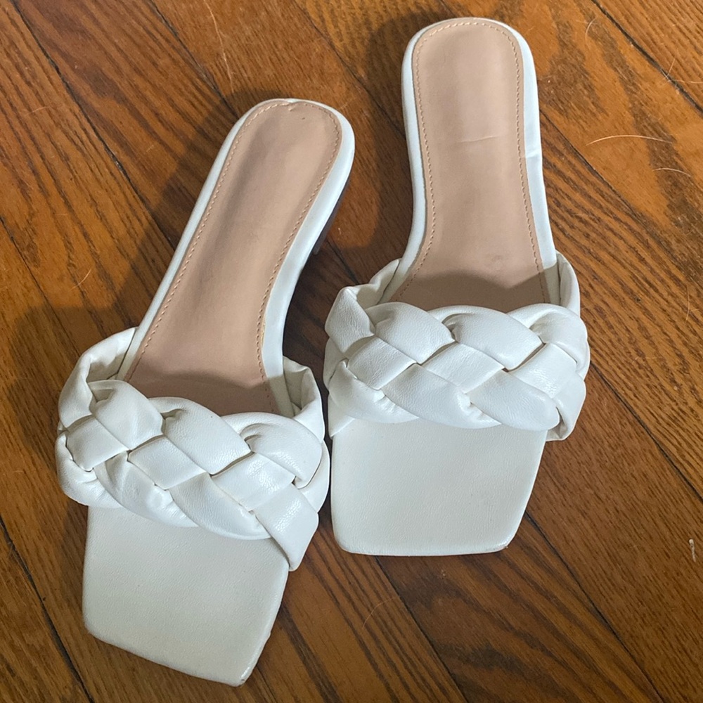 Women’s white woven sandals size 6 1/2